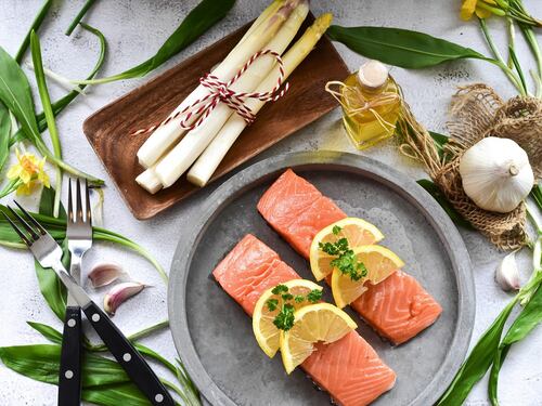Pancia piatta: cosa mangiare a colazione, pranzo e cena per sgonfiarti in pochi giorni