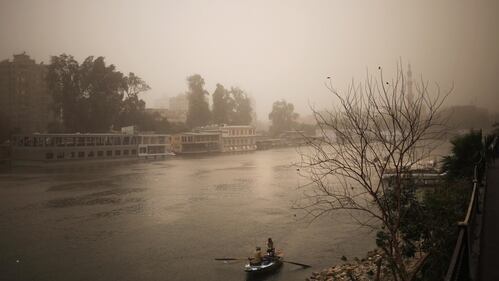 Una tempesta di sabbia oscura il cielo del Cairo 8