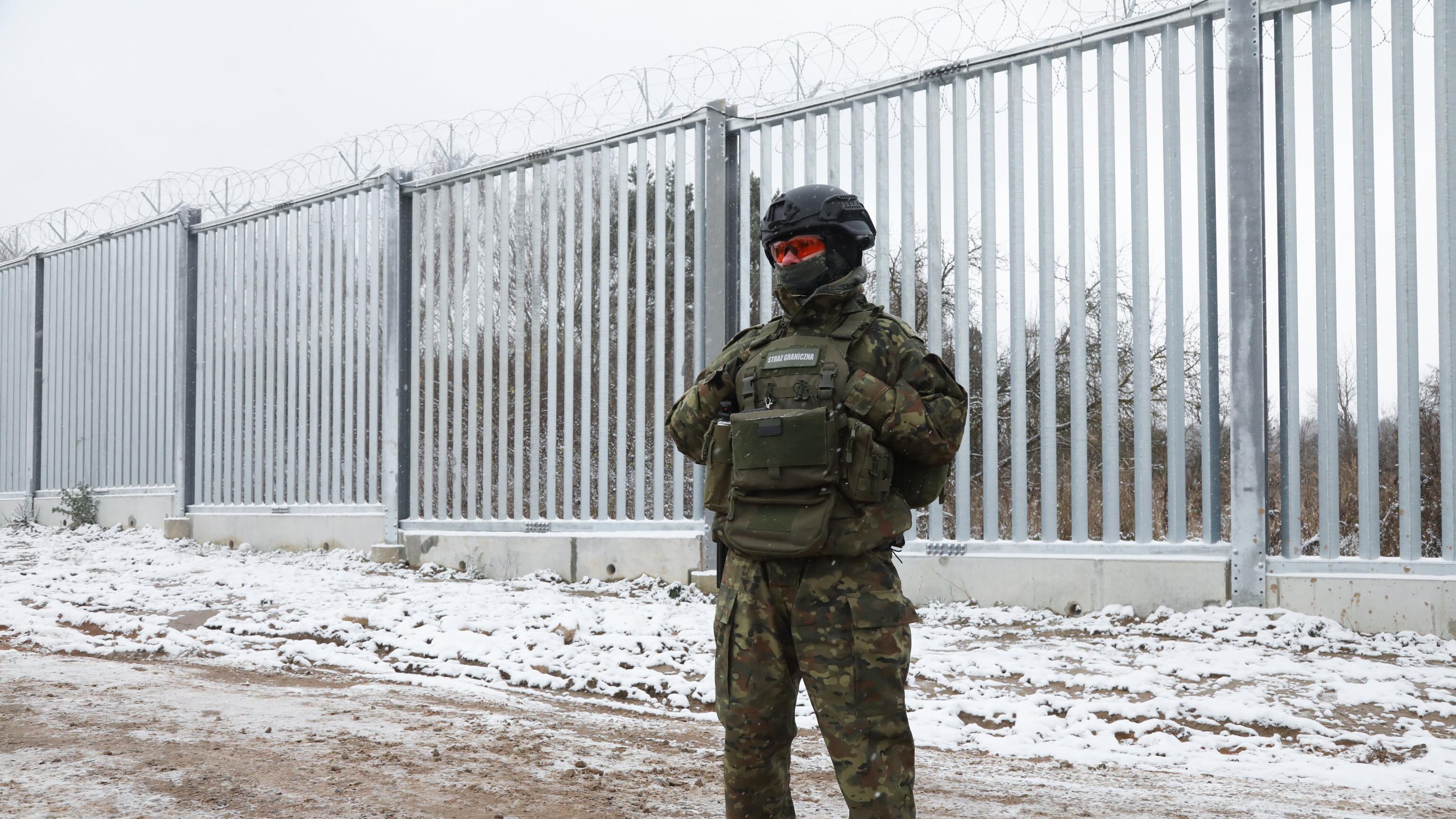 La Polonia sposta le truppe in Finlandia: la mossa per frenare i migranti di Putin