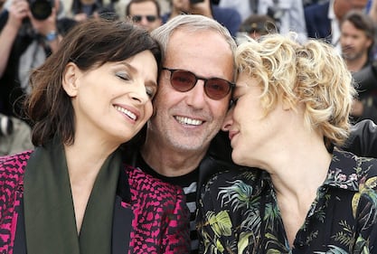 Bacio saffico al Festival di Cannes tra Valeria Bruni Tedesci e Juliette Binoche 2