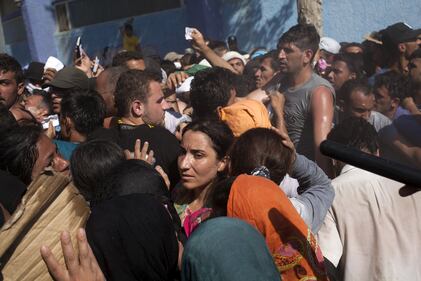 Lesbo invasa dagli immigrati: scontri e feriti 12