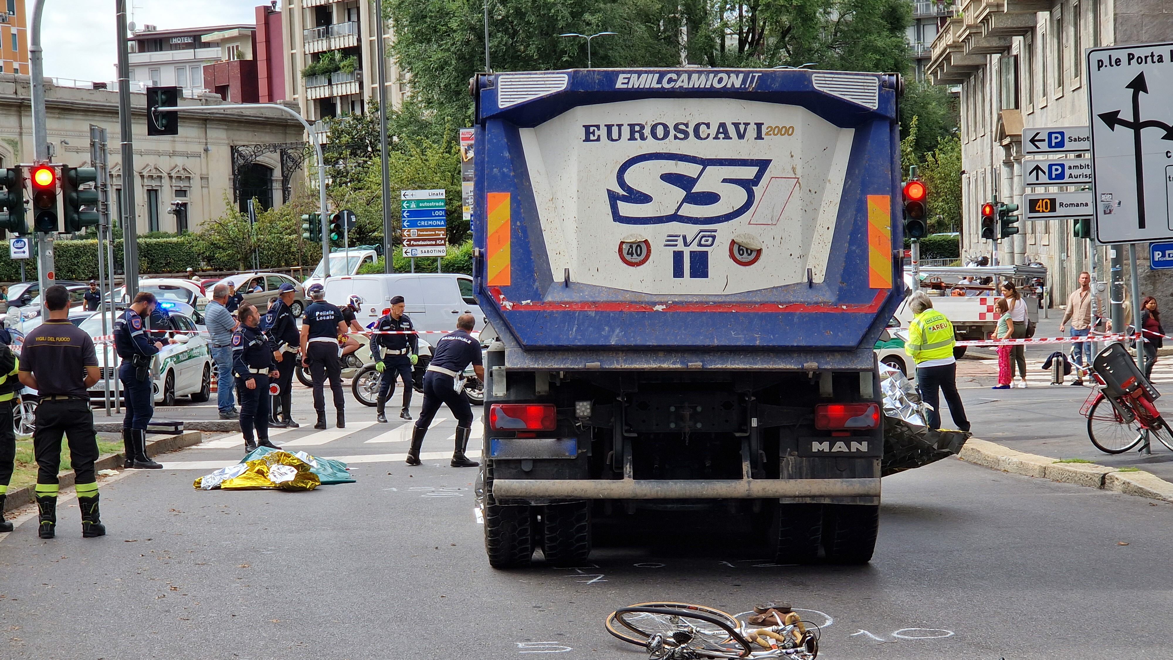 Schiacciata in bici da un tir. A Milano è strage di ciclisti