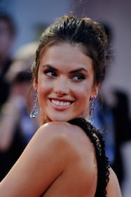 Venezia 72, Alessandra Ambrosio incanta con l'abito trasparente 33