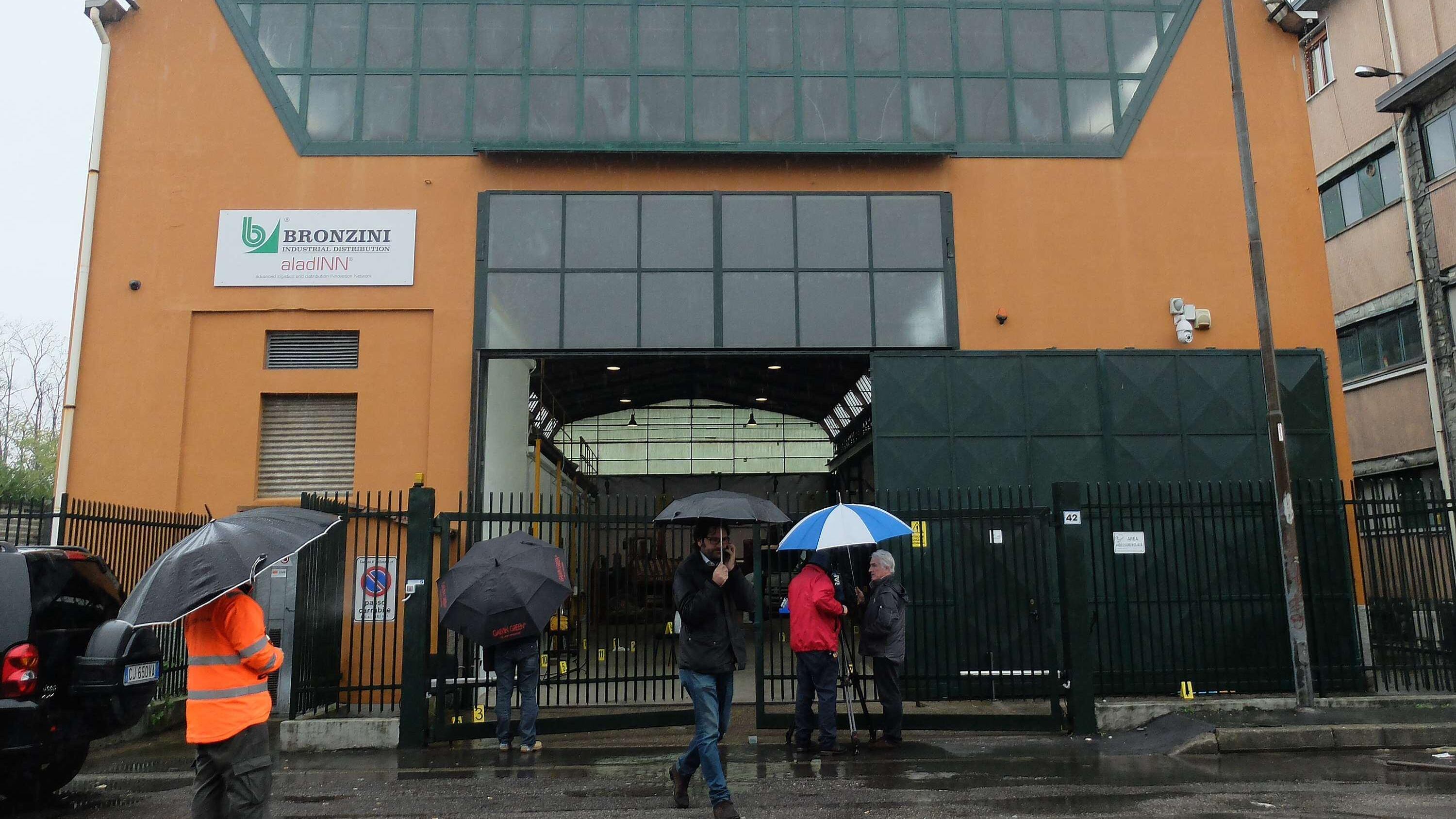Tentano il colpo e poi sparano a padre e figlio