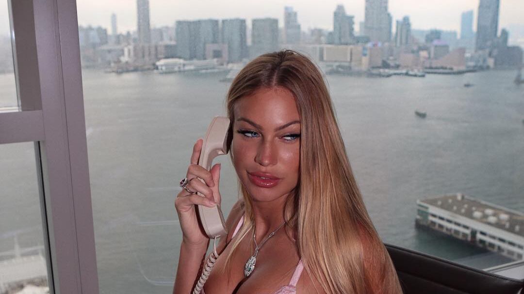 Taylor Mega super sexy nel suo look da donna in carriera
