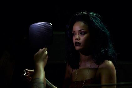 Rihanna semi-nuda nel video "Kiss it better": foto 3