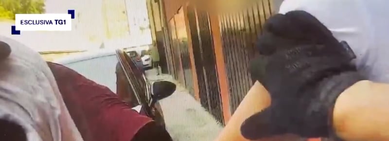 "Prima il contatto, poi l’intervento". Ecco il video della bodycam dell’agente
