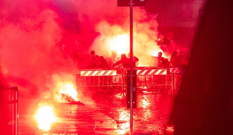 Tentativo di sfondamento contro la polizia alla Scala: nessuno scontro 10