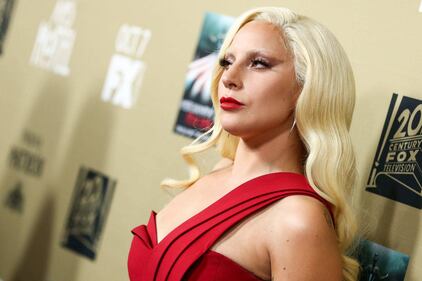 Lady Gaga, spacco mozzafiato e baci al fidanzato sul red carpet 10