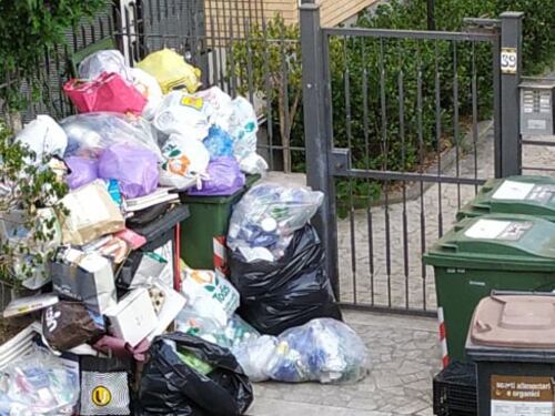 Le palazzine invase dalla spazzatura nel quartiere romano di Cinquina