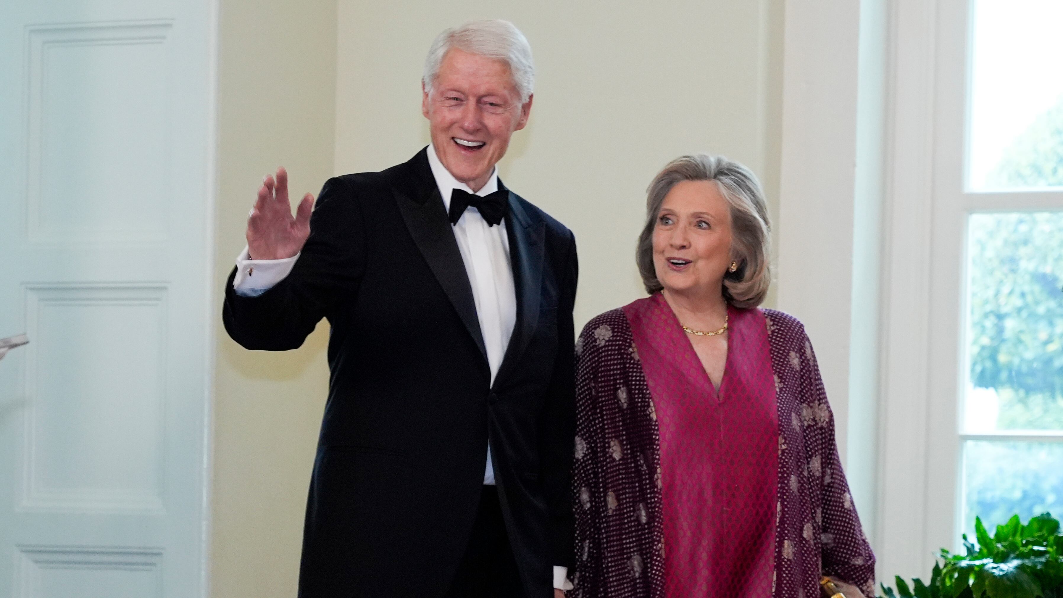 Nuove lettere e foto sul caso Epstein. E spunta un mandato di comparizione per i Clinton