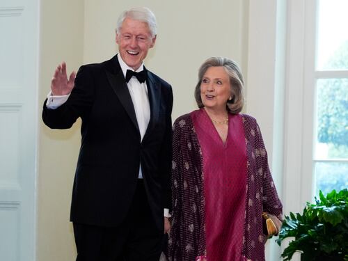 Nuove lettere e foto sul caso Epstein. E spunta un mandato di comparizione per i Clinton
