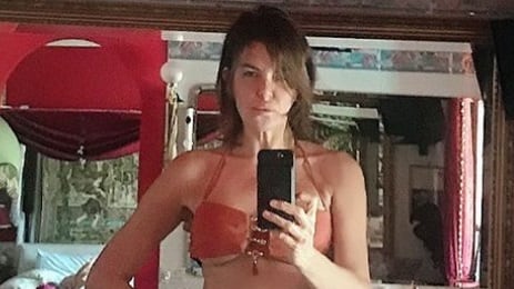 Alba Parietti si spoglia sui social: "Una scusa per esibirmi? Insultatemi pure"