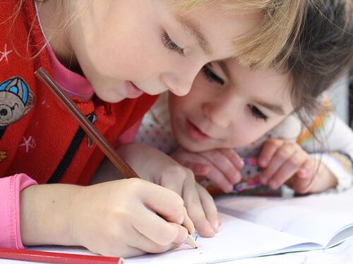"Ha sgridato i bambini per il regalo non fatto" È giallo su una maestra