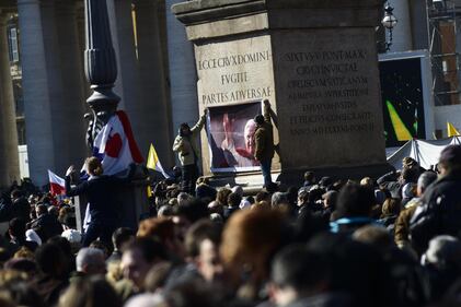 L'abbraccio dei fedeli 1