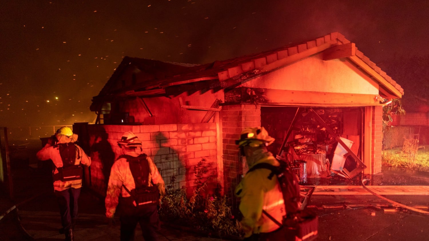 Maxi incendio a Los Angeles: un morto e 100 mila evacuati
