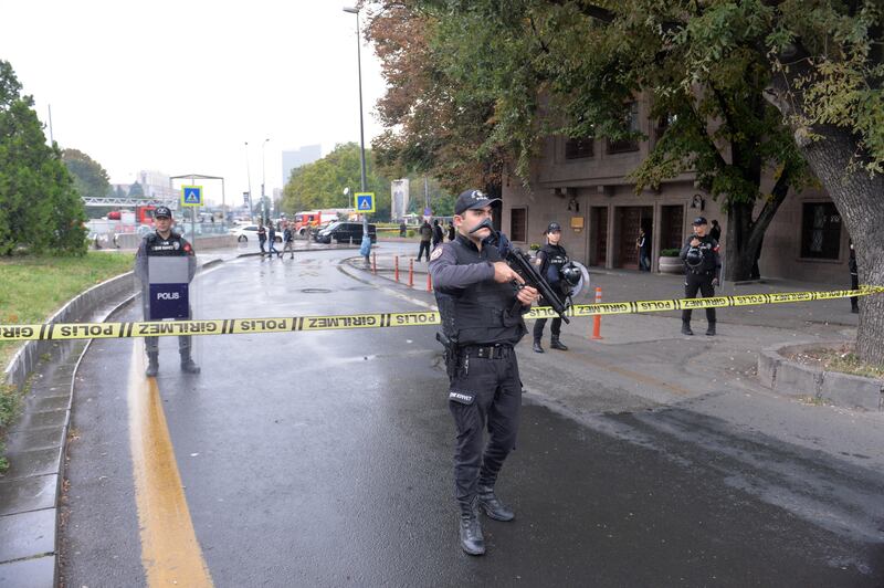 Attentato in Turchia: kamikaze si fa esplodere davanti al ministero degli Interni ad Ankara 6