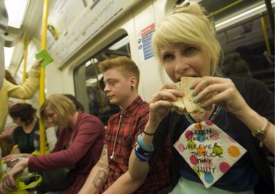 Donne fotografate mentre mangiano in metro, a Londra scatta la protesta 1