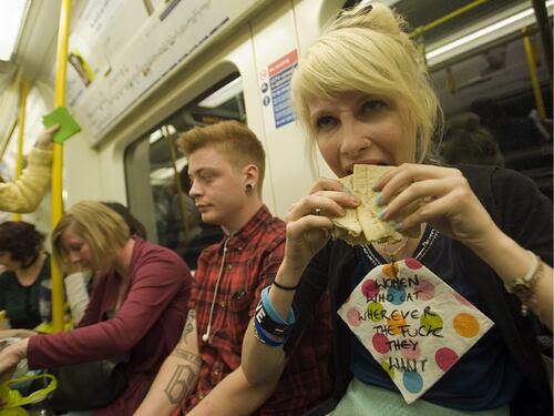 Donne fotografate mentre mangiano in metro, a Londra scatta la protesta