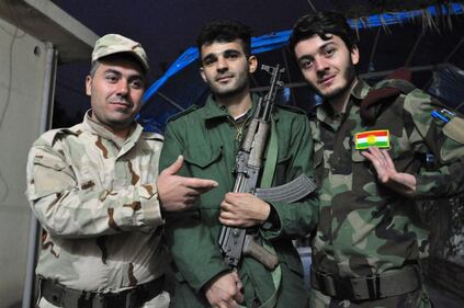 A sinistra Ako, peshmerga "italiano"