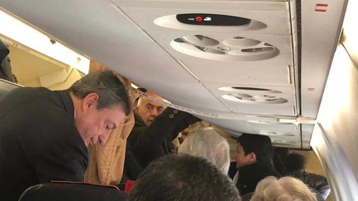 Mario Draghi viaggia in Economy e conquista il web: "Fieri di lui"