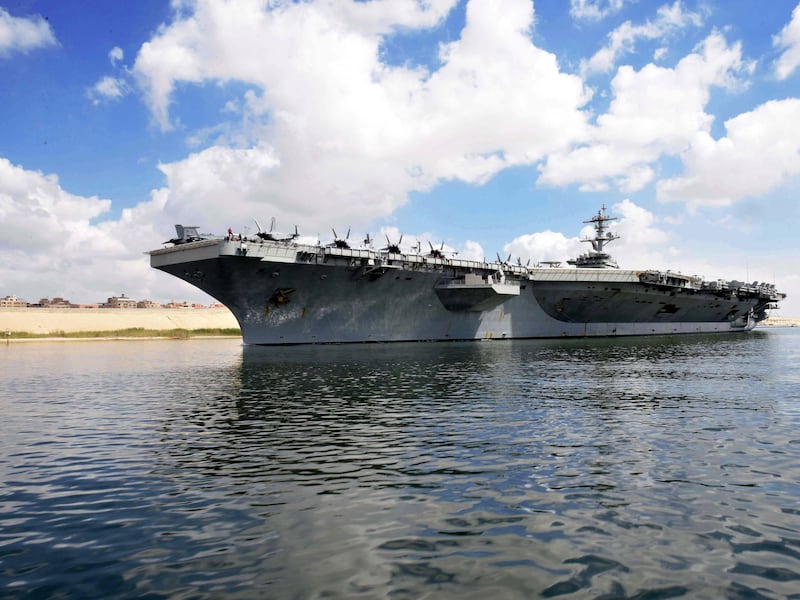 Fame, morale a terra e missione senza fine: cosa succede sulla portaerei USS Abraham Lincoln,