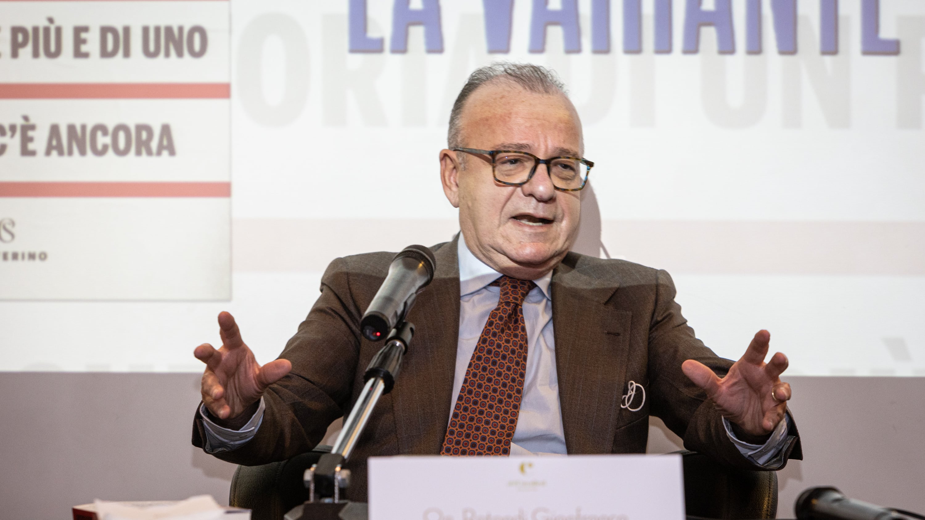Veti e clima d'odio Il Pd vuole "avvelenare" la candidatura del Cav