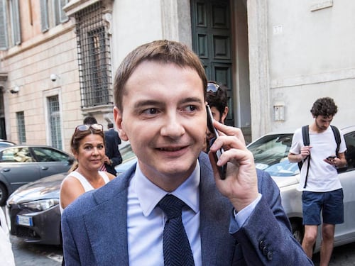 Al setaccio il cellulare dell'ex guru dei social. Ma nelle chat ci sono anche i messaggi politici