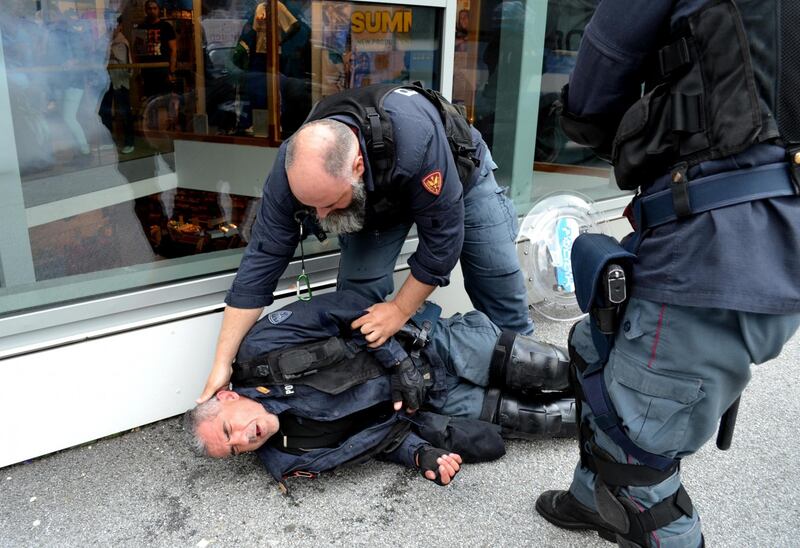 Scontri al Brennero tra black bloc e polizia 6