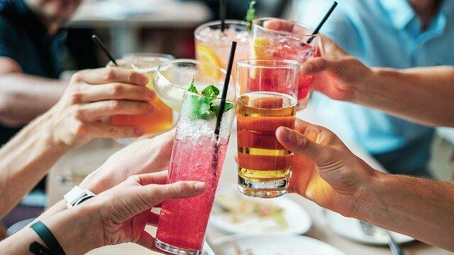 Alcol, lo "spartiacque" dei 40 anni: perché può far male o essere terapeutico