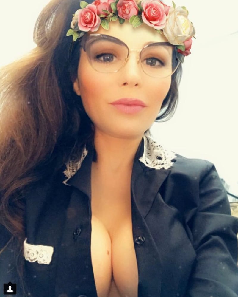 Naike Rivelli, meditazione in topless 3