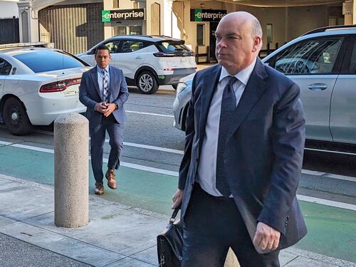 I segreti di Lynch, il tycoon vicino ai servizi. Gli "ispettori" inglesi blindano l'inchiesta