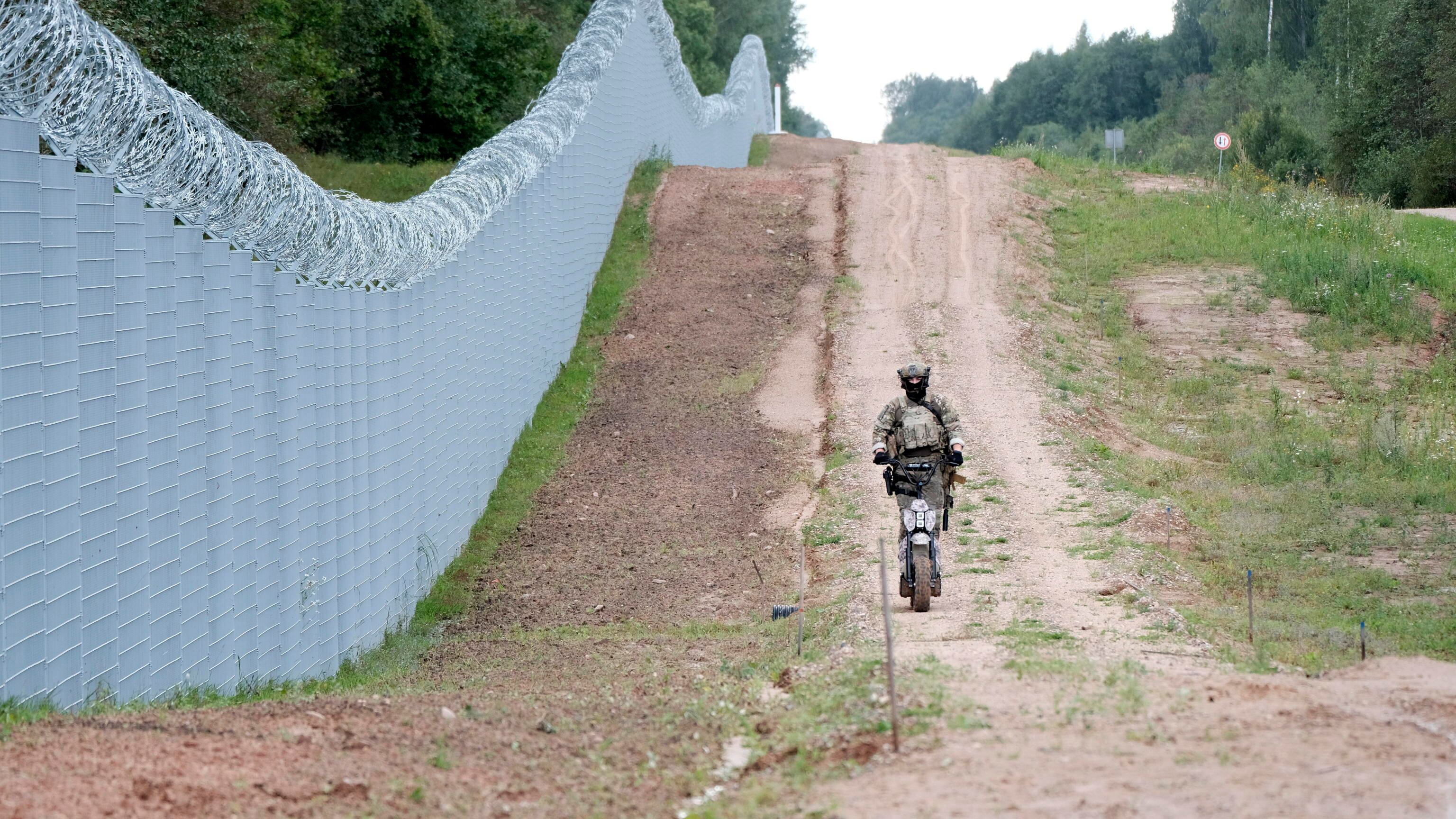 Elicotteri da combattimento ai confini Nato: è alta tensione tra Polonia e Bielorussia
