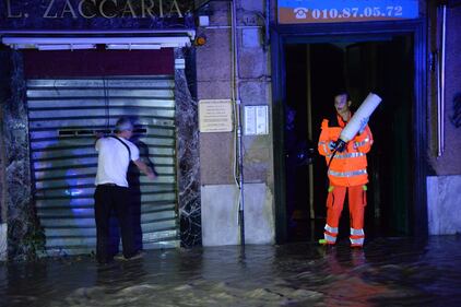 Alluvione a Genova: allagamenti, blackout, scuole chiuse 6