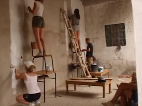 Le volontarie in shorts, gli integralisti le minacciano: "Dovete decapitarle"