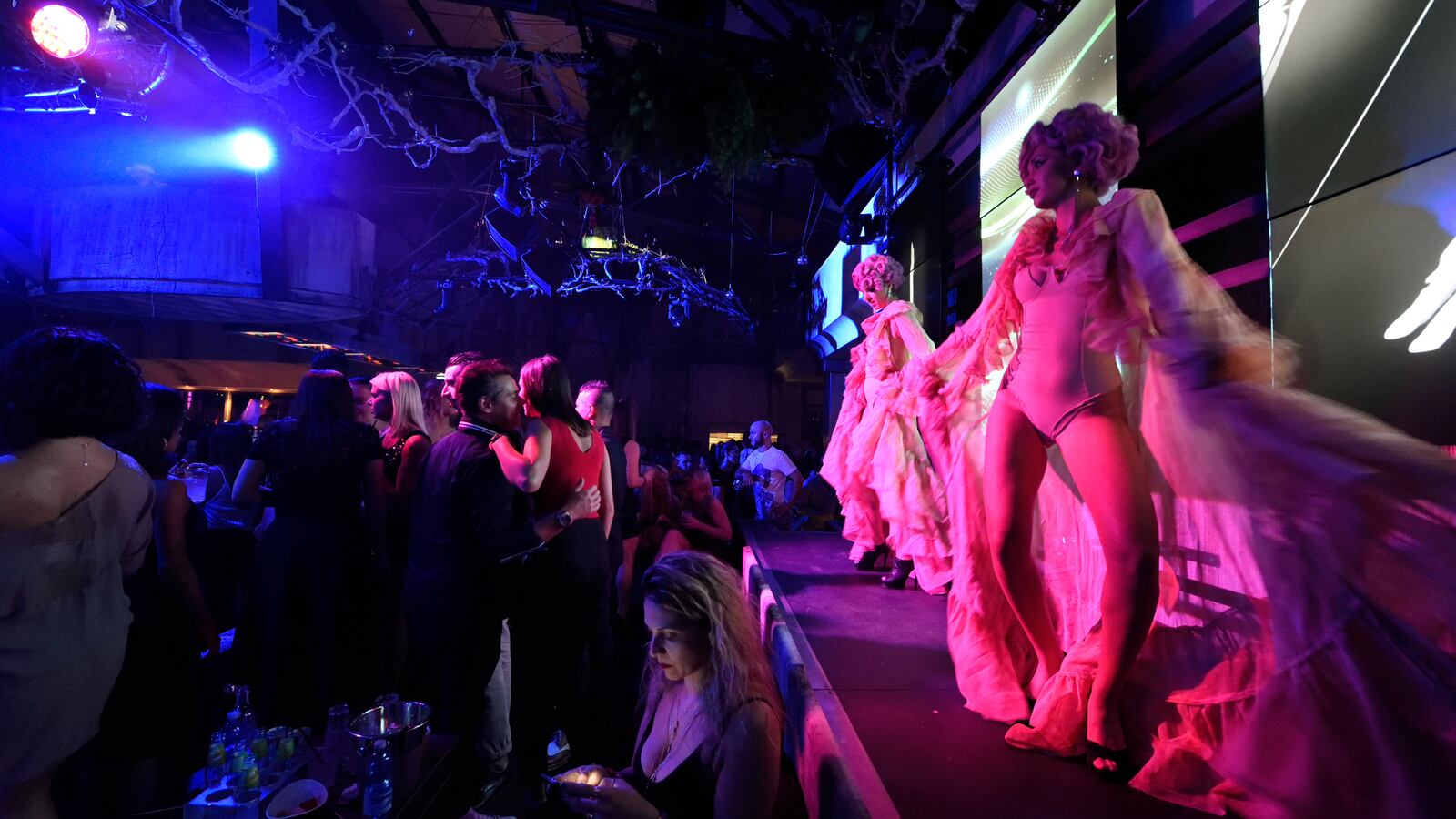 Torino, baby squillo nei club privè: "Ragazze immagine fatte prostituire"