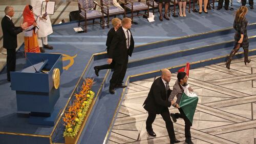Contestatore fermato durante la premiazione 6