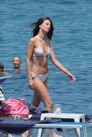 Anna Safroncik: bikini e fisico hot a Ischia 13