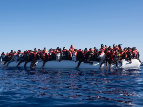 L'assist della Cassazione alle Ong: "Consegnare migranti alla Libia è reato". E Casarini "minaccia"