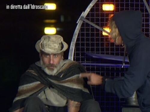 Isola dei Famosi, Eva contro Raz: "Chiamo i miei avvocati e ti denuncio"