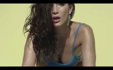 Bella Hadid, hot il suo Calendario dell'Avvento 6