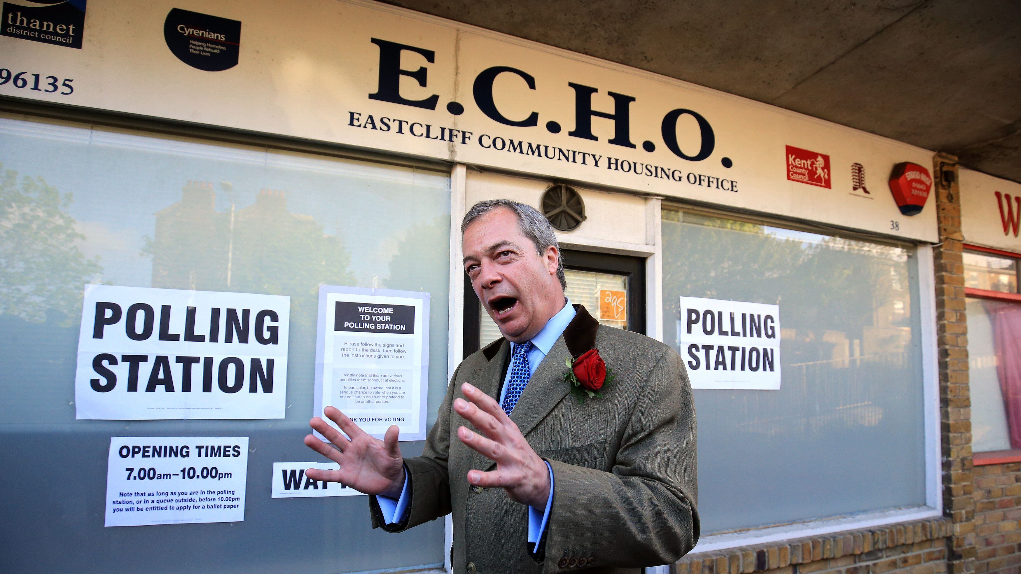 Elezioni, Farage mantiene la parola: è fuori dal parlamento e si dimette