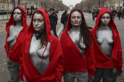Gilet gialli, anche un gruppo di "Marianne" sfilano a Parigi 2