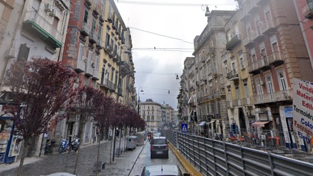 Immigrato pestato a sangue in strada e travolto col motorino