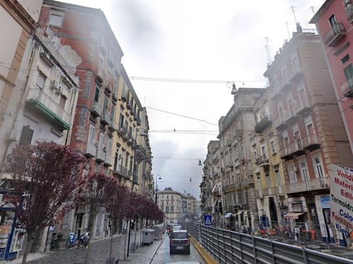 Immigrato pestato a sangue in strada e travolto col motorino