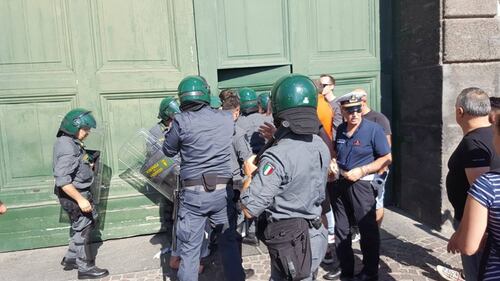 Napoli, attivisti di "Magnammece o Pesone" occupano il Comune 3