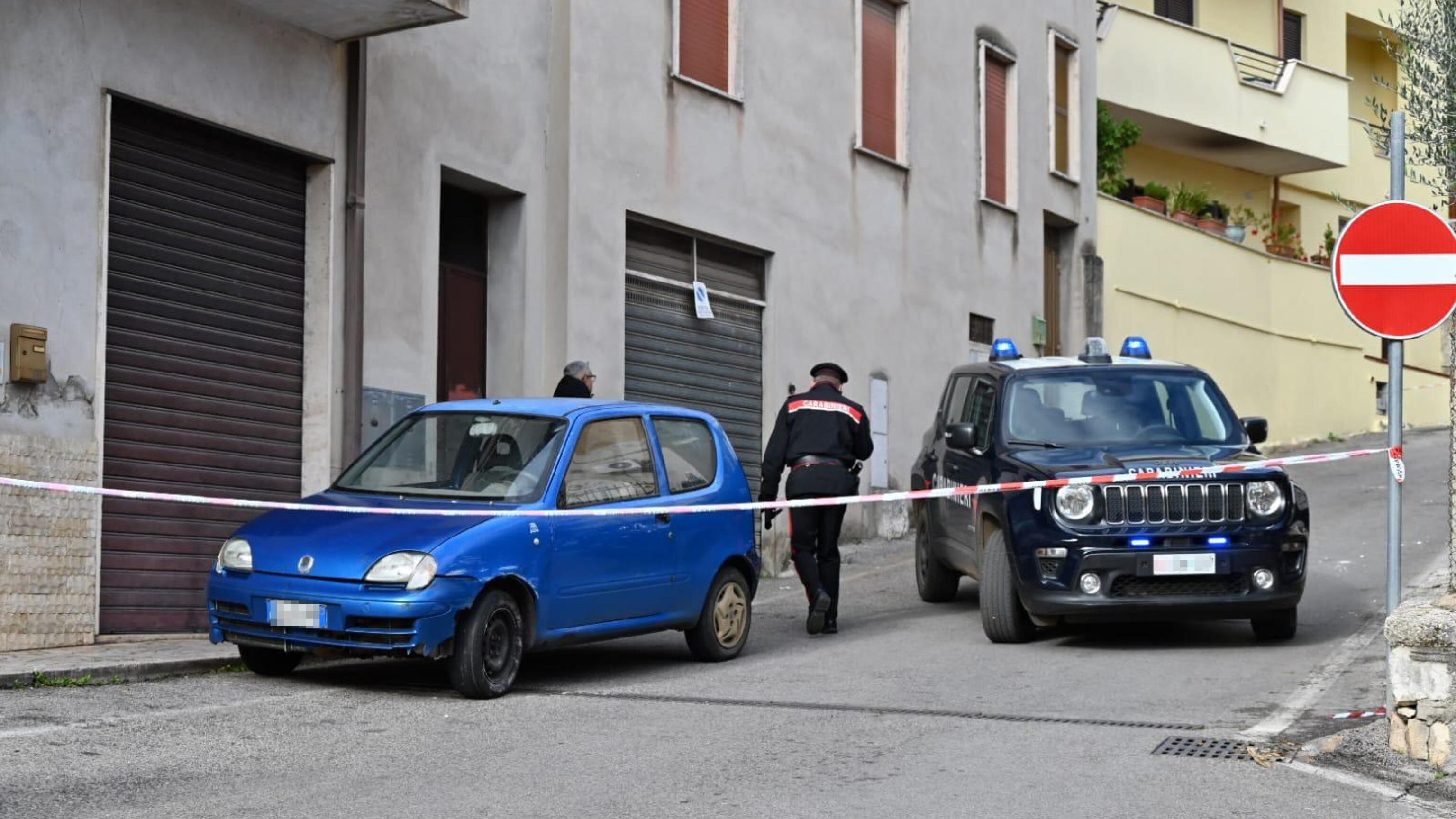 Orrore in casa a Latina: lui morto, lei ferita. "Colpiti con un vaso"