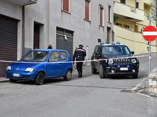 Orrore in casa a Latina: lui morto, lei ferita. "Colpiti con un vaso"