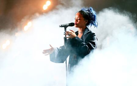 Rihanna, top trasparente su Instagram 21