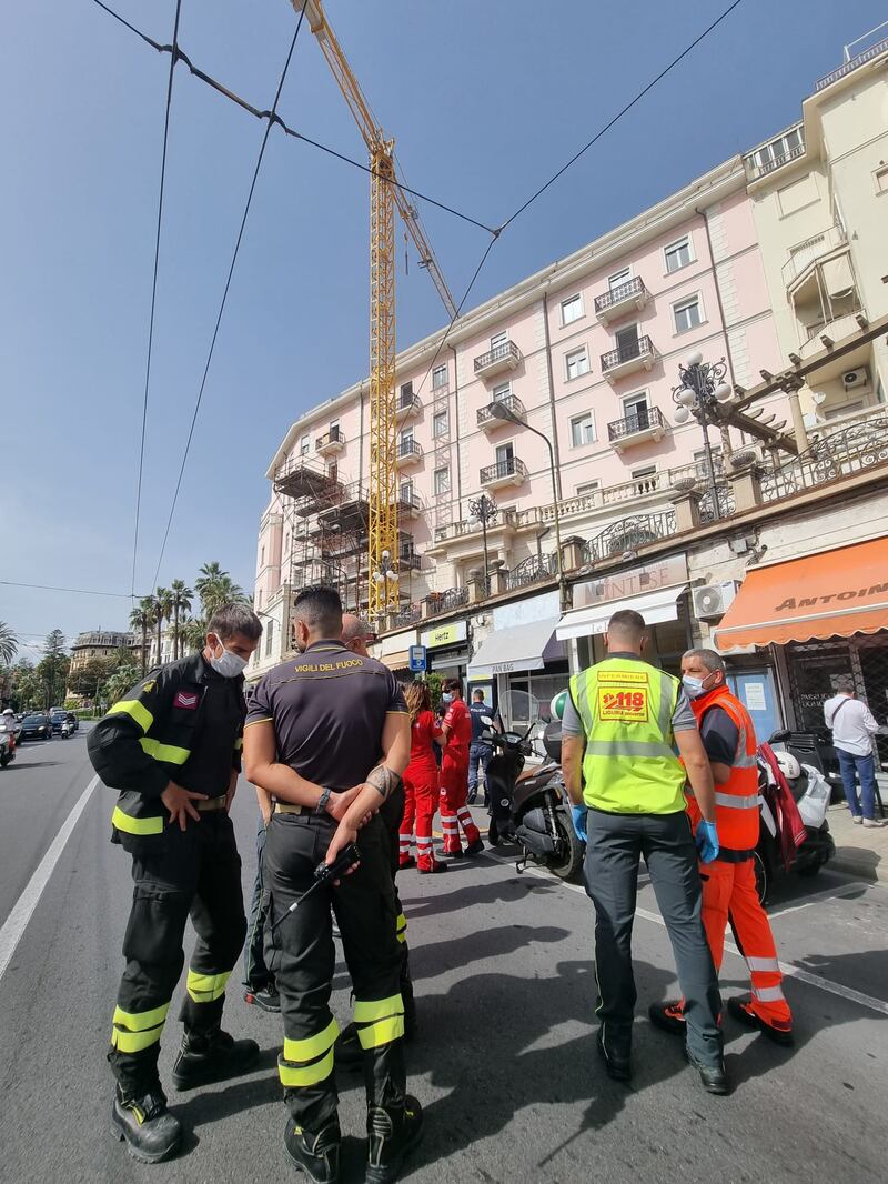 Richiedente asilo sale su una gru per protesta a Sanremo 2